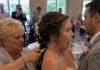 Moja svekrva mi je prišla s leđa na dan mog vjenčanja i odsjekla kosu, tvrdeći da je to „porodična tradicija“. Ali moj suprug je uradio nešto zbog čega je vrlo brzo požalila svoj postupak. 😰😨