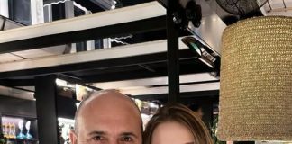 Moj otac me je pozvao na večeru, uhvatio me za ruku i rekao svojim prijateljima: „Upoznajte devojku koju volim.“ Sedela sam preplašena — sve dok jedan od njegovih prijatelja nije rekao nešto zbog čega sam briznula u plač…