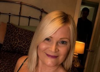 **Poslala sam svom mužu selfie iz naše spavaće sobe dok je bio na poslovnom putu — nekoliko sekundi kasnije nazvao me uspaničeno i upitao: „Tko stoji iza tebe?“ Okrenula sam se… i krv mi se sledila u žilama.**