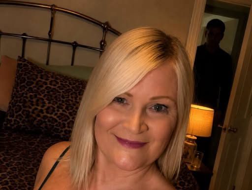 **Poslala sam svom mužu selfie iz naše spavaće sobe dok je bio na poslovnom putu — nekoliko sekundi kasnije nazvao me uspaničeno i upitao: „Tko stoji iza tebe?“ Okrenula sam se… i krv mi se sledila u žilama.**