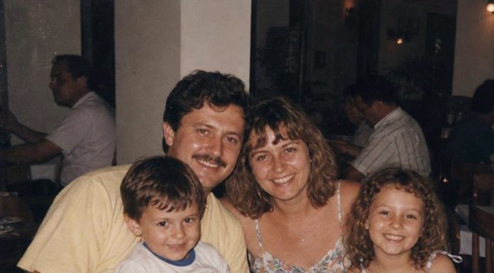 Moja supruga, sin i kći nikada se nisu vratili s putovanja. Četrdeset godina poslije pronašao sam poruku na kojoj je pisalo: „Ako ovo čitaš, došlo je vrijeme da doznaš ISTINU.“