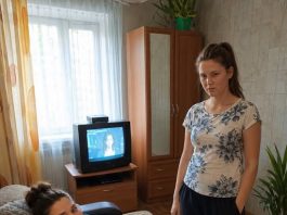 Buduća svekrva došla je u moj stan, ugasila televizor i objavila da je dnevna soba odsad njezina — moj zaručnik je šutio, a ja sam joj jednom rečenicom otkrila da sam već znala njihov pravi plan