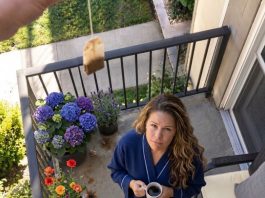 Moj komšija je stalno bacao iskorišćene kesice čaja na moj balkon. Tri puta sam ga upozorila — a onda sam odlučila da postupim potpuno drugačije.