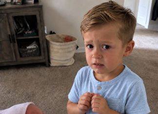 Naš petogodišnji dječak odbio je da priđe bebi… Ono što je rekao majci otkrilo je jezivu tajnu iz porodilišta