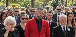 Moj brat je stigao na sahranu našeg oca u jarkocrvenom odijelu i odmah sam se uznemirila. Svi ostali muškarci u kapeli bili su obučeni u crno, ugljenasto ili tamnosivo. A onda je ušao Eric.