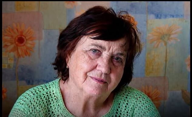 Mira (68) nikada nije uspela da se finansijski osamostali do te mere da iznajmi stan i napusti dom svog bivšeg supruga. Radila je u lokalnoj prodavnici, a ušteđevinu je potrošila na obrazovanje svoje dece u gradu.
