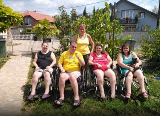 Majka četvoro dece u kolicima ne zna za odmor: „Učim ih da je i ovakav život lep“