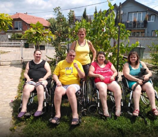 Majka četvoro dece u kolicima ne zna za odmor: „Učim ih da je i ovakav život lep“