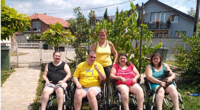 Majka četvoro dece u kolicima ne zna za odmor: „Učim ih da je i ovakav život lep“