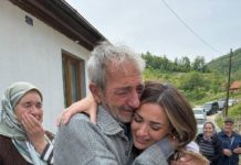 Prodao je posljednji komad zemlje da školuje kćer — a 11 godina kasnije kolona automobila pred njegovom kućom natjerala je cijelo selo na suze