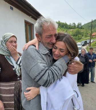 Prodao je posljednji komad zemlje da školuje kćer — a 11 godina kasnije kolona automobila pred njegovom kućom natjerala je cijelo selo na suze