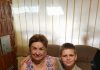 Mali dečak je u školi rekao: „Moja baka mi svake noći vezuje ruke.“ Kada je učiteljica ušla u kuću sa policijom, sledila se od onoga što je ugledala.