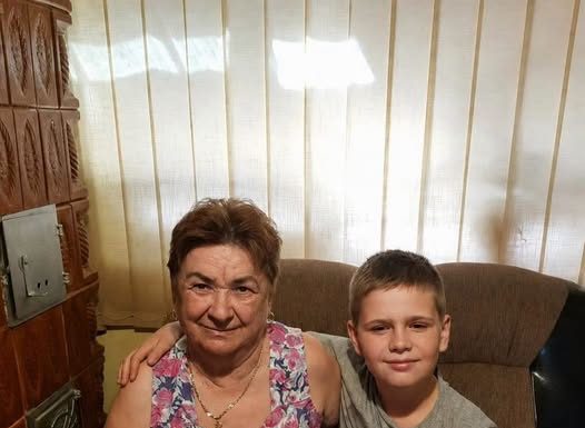 Mali dečak je u školi rekao: „Moja baka mi svake noći vezuje ruke.“ Kada je učiteljica ušla u kuću sa policijom, sledila se od onoga što je ugledala.