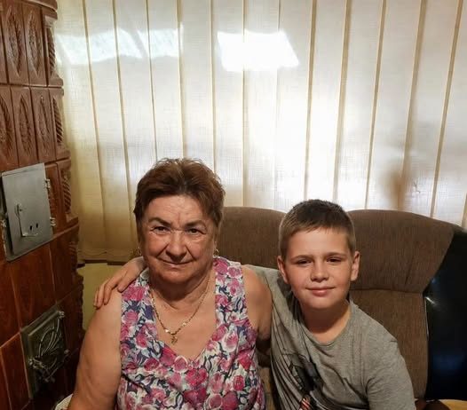Mali dečak je u školi rekao: „Moja baka mi svake noći vezuje ruke.“ Kada je učiteljica ušla u kuću sa policijom, sledila se od onoga što je ugledala.