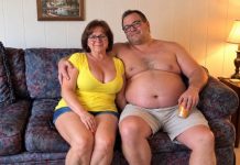 Sa 64 godine udala sam se za muškarca od 31 godine. Šest mjeseci kasnije primijetila sam da svake večeri potajno dodaje nešto u moje piće i inzistira da ga popijem do posljednje kapi. Jedne večeri odbila sam ga popiti i odnijela uzorak u laboratorij. Kad je liječnik vidio rezultate, problijedio je, odmah zatvorio vrata i upitao me: „GOSPOĐO, ZNA LI VAŠ SUPRUG DA STE OVDJE?“…