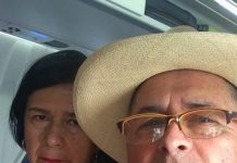 Nakon 52 godine braka, moj muž me je poveo avionom, ne rekavši mi kuda idemo. Na polovini leta, čvrsto mi je stegao ruku i šapnuo: „Posle današnjeg dana, svoju decu više nikada nećeš videti.“ Zurila sam u čoveka s kojim sam provela čitav život, prestravljena onim što je time želeo da kaže…