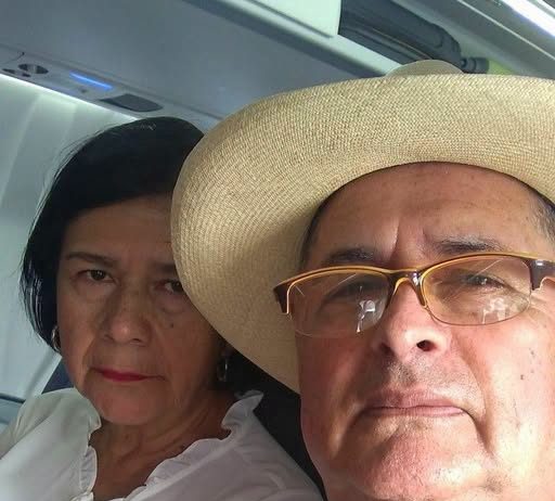 Nakon 52 godine braka, moj muž me je poveo avionom, ne rekavši mi kuda idemo. Na polovini leta, čvrsto mi je stegao ruku i šapnuo: „Posle današnjeg dana, svoju decu više nikada nećeš videti.“ Zurila sam u čoveka s kojim sam provela čitav život, prestravljena onim što je time želeo da kaže…