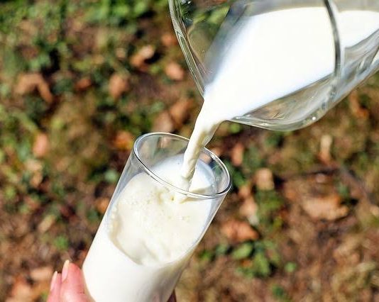 Mlijeko i jabukovo sirće: Zaboravljeni domaći lijek za koji mnogi vjeruju da čini čuda