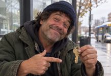 Prerušen u beskućnika ušao sam u vlastiti restoran kako bih otkrio zašto gubimo stalne goste — osoblje me ismijavalo, odbijalo mi dati čašu vode i na kraju me gurnulo na pod, ali kad je policija stigla, nitko nije očekivao da će jedna stara snimka razotkriti mnogo veću izdaju