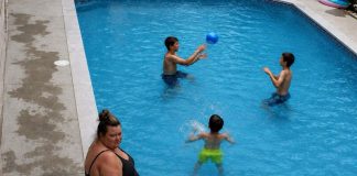 Moja komšinica je koristila moj bazen kao javno kupalište za svoju porodicu, ali nije imala ni najmanju predstavu šta je čeka. 😰😨